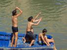 Enfants jouant dans le port